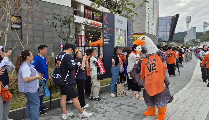 [대전=뉴시스] 문채현 기자 = 17일 대전 한화생명볼파크에서 열릴 예정이었던 한화 이글스와 삼성 라이온즈의 2025 신한 쏠뱅크 KBO 포스트시즌 플레이오프(PO·5전3선승제) 1차전을 앞두고 야구 팬들이 입장을 기다리고 있다. 2025.10.17. dal@newsis.com *재판매 및 DB 금지