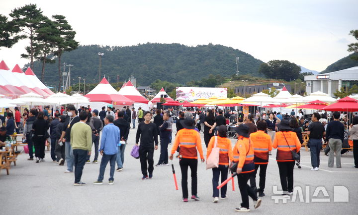 [순창=뉴시스] 김종효 기자 = '제20회 순창 장류축제'가 17일 순창전통고추장민속마을과 발효테마파크 일원에서 열렸다. 많은 인파가 몰려 축제를 즐기고 있다. 2025.10.17. kjh6685@newsis.com 