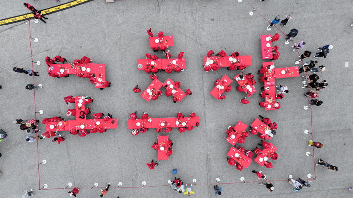 [순창=뉴시스] 김종효 기자 = '제20회 순창 장류축제'가 17일 순창전통고추장민속마을과 발효테마파크 일원에서 열렸다. '다함께 고추장 만들자' 프로그램이 진행되는 체험장 테이블이 '고추장'이란 글자 모양으로 배치돼 있다. (사진=순창군 제공) 2025.10.17. photo@newsis.com *재판매 및 DB 금지
