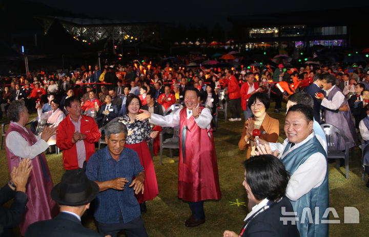 [순창=뉴시스] 김종효 기자 = '제20회 순창 장류축제'가 17일 순창전통고추장민속마을과 발효테마파크 일원에서 열렸다. 개막식 전 최영일 군수와 손종석 군의장 등이 무대 음악에 맞춰 춤을 추며 흥을 돋우고 있다. 2025.10.17. kjh6685@newsis.com 