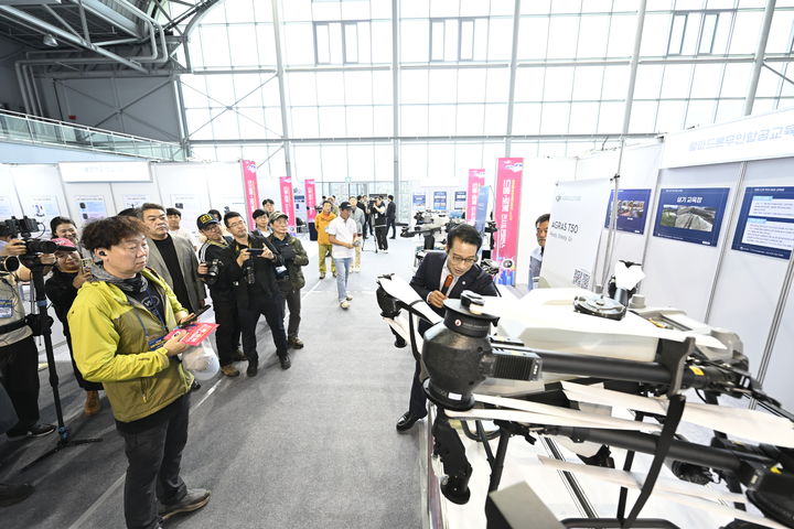 [남원=뉴시스] 김종효 기자 = '2025 남원국제드론제전 with 로봇' 개막 2일째인 17일 미디어데이 행사에서 최경식 남원시장이 전시된 드론을 설명하고 있다. (사진=남원시 제공) 2025.10.17. photo@newsis.com *재판매 및 DB 금지