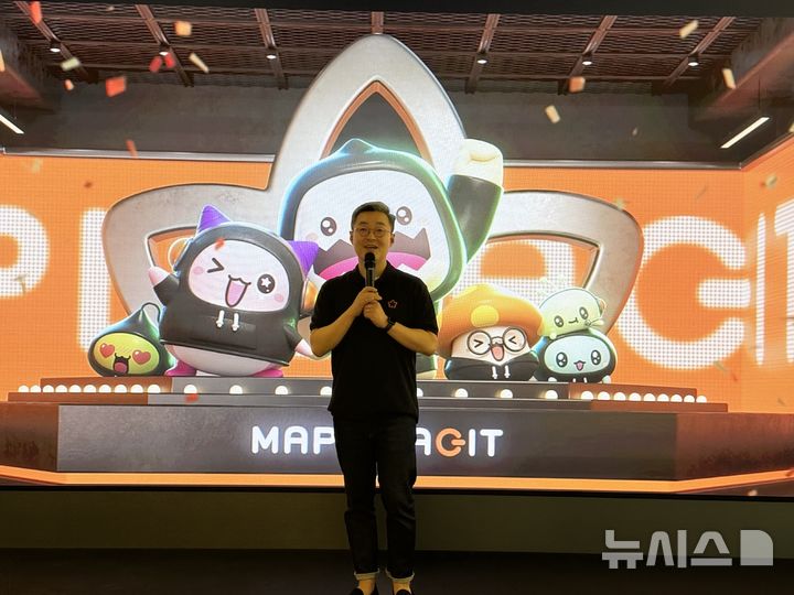 [서울=뉴시스]이수린 수습 기자 = 넥슨이 강남역 신분당선 4번 출구 인근 건물 1층에 PC방 '메이플 아지트'를 운영한다. 2025.10.17