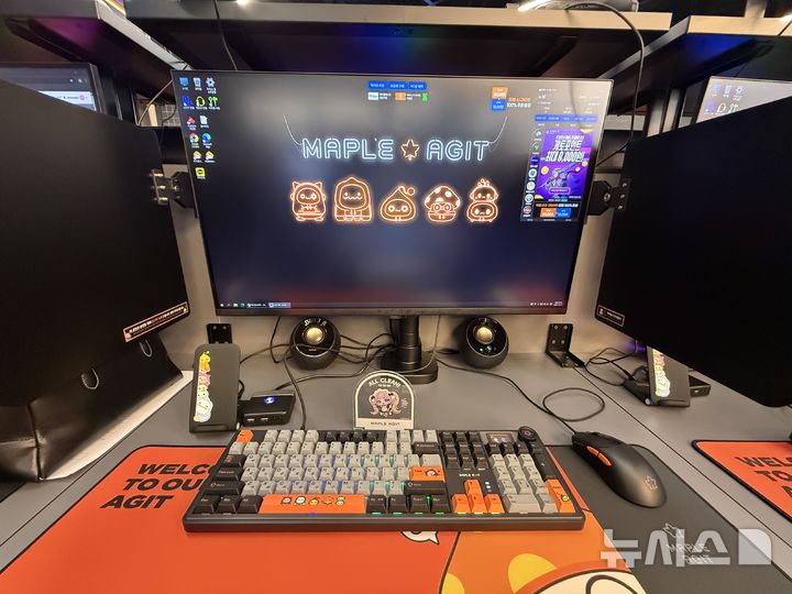 [서울=뉴시스]이수린 수습 기자 = 넥슨이 강남역 신분당선 4번 출구 인근 건물 1층에 PC방 '메이플 아지트'를 운영한다. 2025.10.17