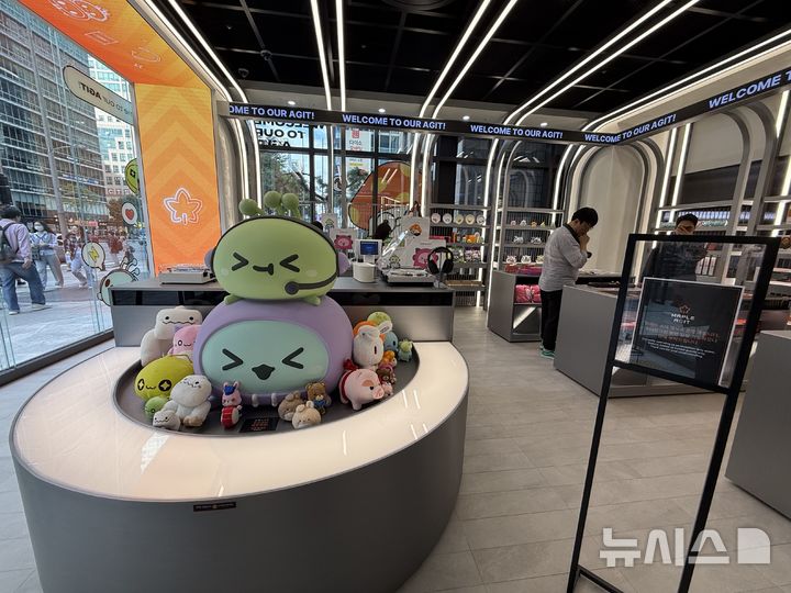 [서울=뉴시스]이수린 수습 기자 = 넥슨이 강남역 신분당선 4번 출구 인근 건물 1층에 PC방 '메이플 아지트'를 운영한다. 2025.10.17