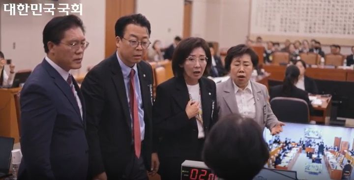 [서울=뉴시스]국회 법제사법위원회 소속 국민의힘 의원들이 추미애 위원장석 앞으로 다가가 추 위원장에게 항의하고 있다.(사진=국회중계 캡처)2025.10.17 photo@newsis.com *재판매 및 DB 금지