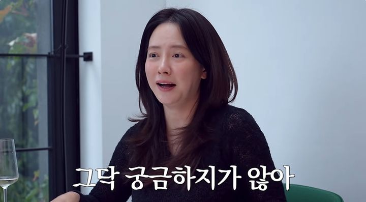 [서울=뉴시스] 배우 송지효가 17일 유튜브 채널 '지편한세상'에서 무심한 성격 탓에 전 연인의 부정을 뒤늦게 알아차렸다고 밝혔다. (사진=유튜브 채널 '지편한세상' 화면 캡처) 2025.10.17. photo@newsis.com *재판매 및 DB 금지