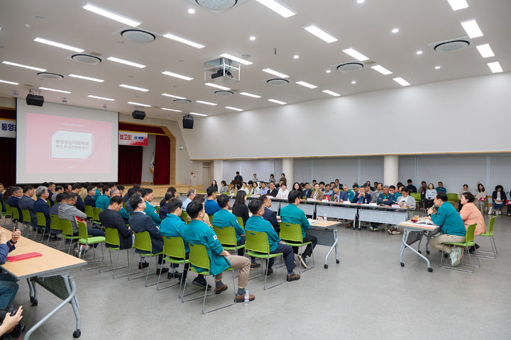 [통영=뉴시스] 신정철 기자= 경남 통영시가 지난 8월에 개최한 '제64회 통영한산대첩축제'에 23만3000여 명이 방문하고, 지역경제 파급효과가 약 250억원에 달하는 것으로 평가됐다.사진은 지난 16일 시청 강당에서 개최돤 제64회 통영한산대첩축제 평가 및 발전방안 연구용역 결과보고회 모습.(사진-통영시 제공).2025.10.17. photo@newsis.com *재판매 및 DB 금지