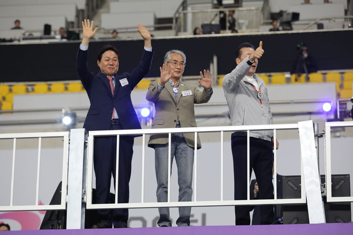 [창원=뉴시스]왼쪽부터 박완수 경남도지사, 박종훈 경남교육감, 김오영 경남체육회장.(사진=경남도청 제공) 2025.10.17.photo@newsis.com *재판매 및 DB 금지