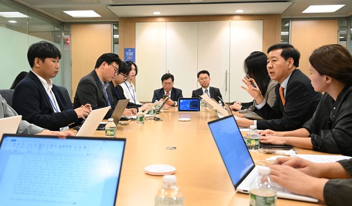 [서울=뉴시스] 주요20개국(G20) 재무장관회의와 국제통화기금 및 세계은행(IMF/WB) 연차총회 참석차 미국 워싱턴D.C.를 방문중인 구윤철 부총리 겸 기획재정부 장관이 지난 16일(현지 시간) 국제통화기금(IMF)에서 동행기자단과 간담회를 하고 있다. (사진=기획재정부 제공) 2025.10.17. photo@newsis.com *재판매 및 DB 금지