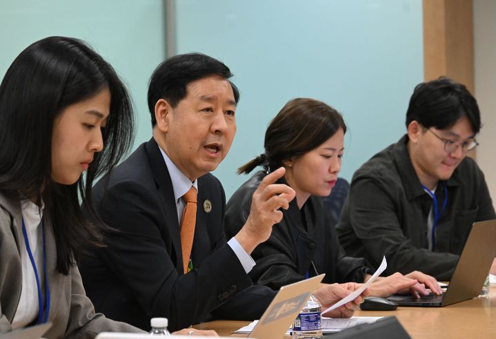 [서울=뉴시스] 주요20개국(G20) 재무장관회의와 국제통화기금 및 세계은행(IMF/WB) 연차총회 참석차 미국 워싱턴D.C.를 방문중인 구윤철 부총리 겸 기획재정부 장관이 16일(현지 시간) 국제통화기금(IMF)에서 동행기자단과 간담회를 하고 있다. (사진=기획재정부 제공) 2025.10.17. photo@newsis.com *재판매 및 DB 금지