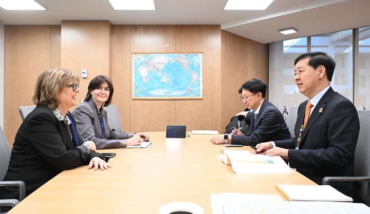[서울=뉴시스] 주요20개국(G20) 재무장관회의와 국제통화기금 및 세계은행(IMF/WB) 연차총회 참석차 미국 워싱턴D.C.를 방문중인 구윤철 부총리 겸 기획재정부 장관이 16일(현지 시간) 국제통화기금(IMF)에서 국제통화기금(IMF)에서 발레리 위흐뱅 유로클리어 그룹대표(CEO)와 면담하고 있다. (사진=기획재정부 제공) 2025.10.17. photo@newsis.com *재판매 및 DB 금지
