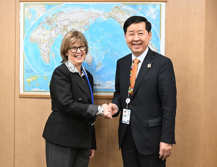 [서울=뉴시스] 주요20개국(G20) 재무장관회의와 국제통화기금 및 세계은행(IMF/WB) 연차총회 참석차 미국 워싱턴D.C.를 방문중인 구윤철 부총리 겸 기획재정부 장관이 16일(현지 시간) 국제통화기금(IMF)에서 국제통화기금(IMF)에서 발레리 위흐뱅 유로클리어 그룹대표(CEO)와 면담에 앞서 악수하고 있다. (사진=기획재정부 제공) 2025.10.17. photo@newsis.com *재판매 및 DB 금지