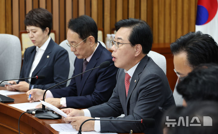 [서울=뉴시스] 김금보 기자 = 송언석 국민의힘 원내대표가 17일 오전 서울 여의도 국회에서 열린 국정감사 대책회의에서 발언을 하고 있다. 2025.10.17. kgb@newsis.com