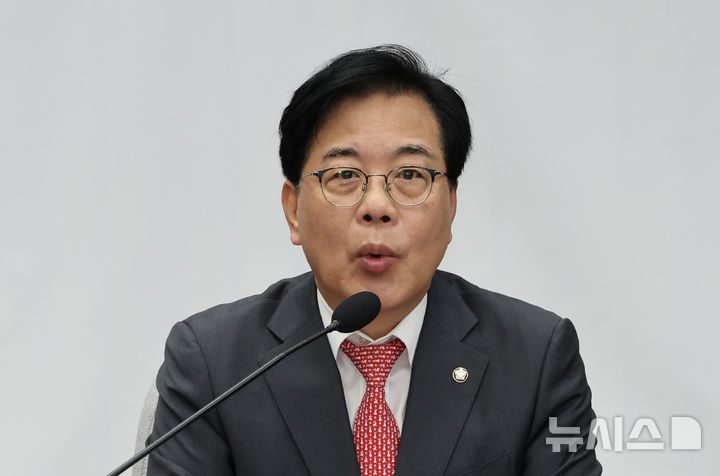 [서울=뉴시스] 김금보 기자 = 송언석 국민의힘 원내대표가 17일 오전 서울 여의도 국회에서 열린 국정감사 대책회의에서 발언을 하고 있다. 2025.10.17. kgb@newsis.com