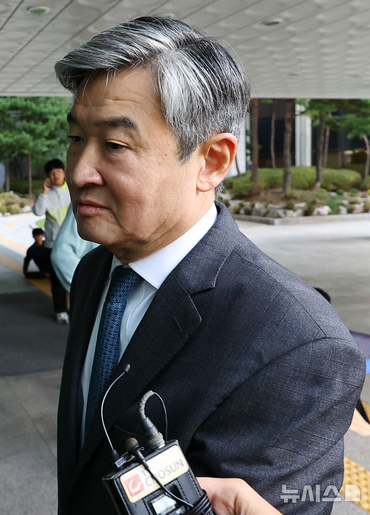 [서울=뉴시스] 최진석 기자 = 조태용 전 국정원장이 17일 서울 서초구 서울고검에 마련된 12·3 비상계엄 관련 내란·외환 의혹을 수사 중인 내란 특별검사팀(특별검사 조은석) 사무실에 피의자 신분으로 출석하고 있다. 2025.10.17. myjs@newsis.com