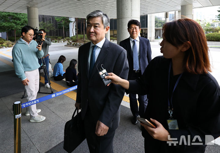 [서울=뉴시스] 최진석 기자 = 조태용 전 국정원장이 17일 서울 서초구 서울고검에 마련된 12·3 비상계엄 관련 내란·외환 의혹을 수사 중인 내란 특별검사팀(특별검사 조은석) 사무실에 피의자 신분으로 출석하고 있다. 2025.10.17. myjs@newsis.com