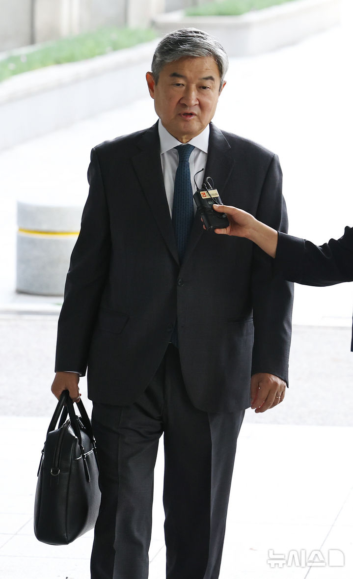 [서울=뉴시스] 최진석 기자 = 조태용 전 국정원장이 17일 서울 서초구 서울고검에 마련된 12·3 비상계엄 관련 내란·외환 의혹을 수사 중인 내란 특별검사팀(특별검사 조은석) 사무실에 피의자 신분으로 출석하고 있다. 2025.10.17. myjs@newsis.com