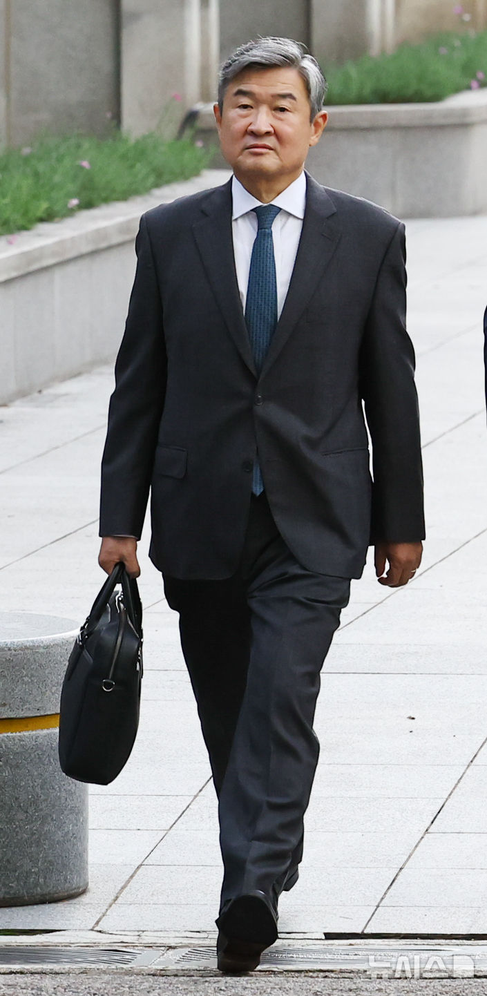 [서울=뉴시스] 최진석 기자 = 조태용 전 국정원장이 17일 서울 서초구 서울고검에 마련된 12·3 비상계엄 관련 내란·외환 의혹을 수사 중인 내란 특별검사팀(특별검사 조은석) 사무실에 피의자 신분으로 출석하고 있다. 2025.10.17. myjs@newsis.com