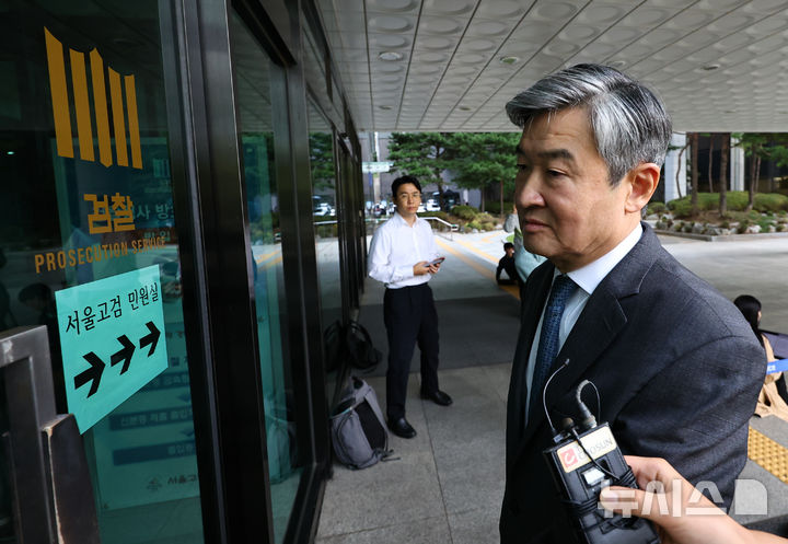 [서울=뉴시스] 최진석 기자 = 조태용 전 국정원장이 17일 서울 서초구 서울고검에 마련된 12·3 비상계엄 관련 내란·외환 의혹을 수사 중인 내란 특별검사팀(특별검사 조은석) 사무실에 피의자 신분으로 출석하고 있다. 2025.10.17. myjs@newsis.com