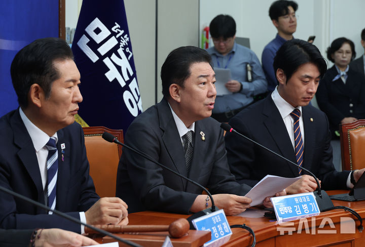 [서울=뉴시스] 고승민 기자 = 김병기 더불어민주당 원내대표가 17일 서울 여의도 국회에서 열린 최고위원회의에서 발언하고 있다. 2025.10.17. kkssmm99@newsis.com
