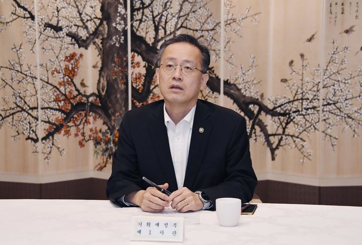 [서울=뉴시스] 이형일 기획재정부 차관이 17일 서울 종로구 정부서울청사에서 시장상황점검회의를 주재하고 있다. (사진=기획재정부 제공) 2025.10.17. photo@newsis.com *재판매 및 DB 금지