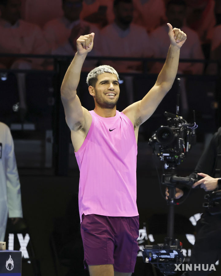 [리야드=신화/뉴시스] 카를로스 알카라스(1위·스페인)가 16일(현지 시간) 사우디아라비아 리야드에서 열린 제2회 식스킹즈 슬램 준결승에서 테일러 프리츠(4위·미국)를 꺾고 세리머니하고 있다. 지난해 준우승자 알카라스가 2-0(6-4 6-2)으로 승리하고 결승에 올라 얀니크 신네르(2위·이탈리아)와 우승을 다툰다. 상위 랭커 6명만 초청해 열리는 이 대회에는 출전만 해도 한화 20억 원이 넘는 상금을 받는다. 2025.10.17.