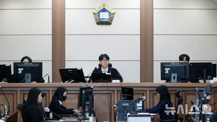 [서울=뉴시스] 사진공동취재단 = 류경진 부장판사가 17일 서울 서초구 서울중앙지법에서 열린 이상민 전 행정안전부 장관 언론사 단전·단수, 위증, 내란중요임무종사 등 사건 첫 재판을 심리하고 있다. 2025.10.17. photo@newsis.com