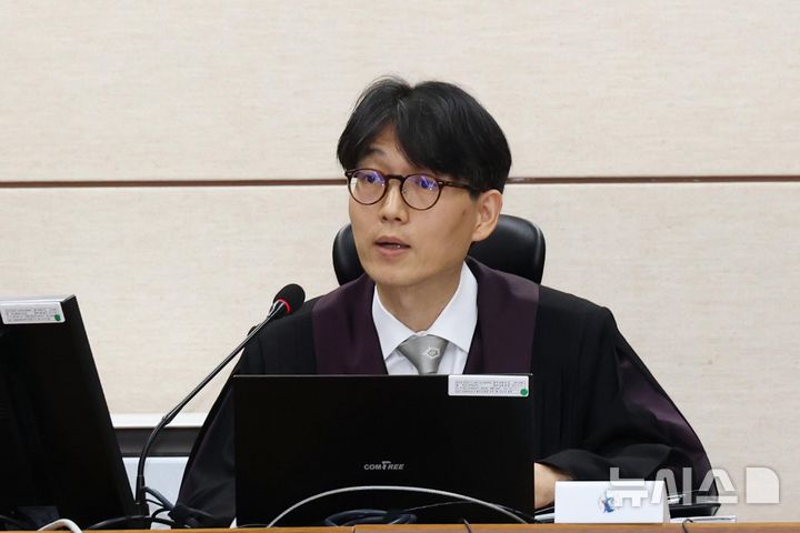 [서울=뉴시스] 사진공동취재단 = 류경진 부장판사가 17일 서울 서초구 서울중앙지법에서 열린 이상민 전 행정안전부 장관 언론사 단전·단수, 위증, 내란중요임무종사 등 사건 첫 재판을 심리하고 있다. 2025.10.17. photo@newsis.com