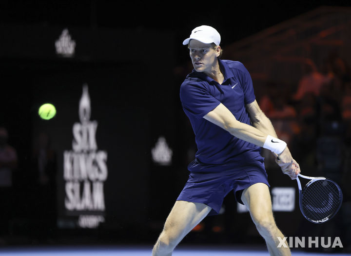 [리야드=신화/뉴시스] 얀니크 신네르(2위·이탈리아)가 16일(현지 시간) 사우디아라비아 리야드에서 열린 제2회 식스킹스 슬램 준결승에서 노바크 조코비치(5위·세르비아)와 경기하고 있다. 지난해 우승자 신네르가 2-0(6-4 6-2)으로 이기고 결승에 올라 카를로스 알카라스(1위·스페인)와 우승을 다툰다. 상위 랭커 6명만 초청해 열리는 이 대회에는 출전만 해도 한화 20억 원이 넘는 상금을 받는다. 2025.10.17.