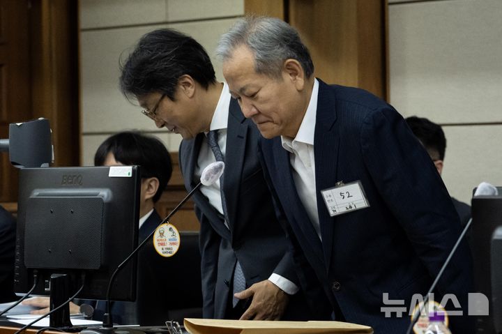 [서울=뉴시스] 사진공동취재단 = 이상민 전 행정안전부 장관이 지난 10월 서울 서초구 서울중앙지법에서 열린 내란 중요임무 종사 등 혐의 첫 공판기일에 출석하고 있다. 2025.10.17. photo@newsis.com