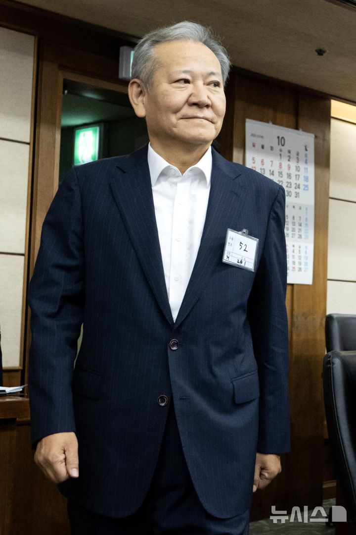 [서울=뉴시스] 사진공동취재단 = 이상민 전 행정안전부 장관이 17일 서울 서초구 서울중앙지법에서 열린 내란 중요임무 종사 등 혐의 첫 공판기일에 출석하고 있다. 2025.10.17. photo@newsis.com