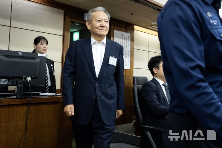 [서울=뉴시스] 사진공동취재단 = 12·3 비상계엄 당시 주요 언론사 단전·단수 지시 등 내란 행위에 가담한 혐의로 기소된 이상민 전 행정안전부 장관이 항소심에서 징역 9년을 선고받았다. 사진은 이 전 장관의 모습. 2026.05.12. photo@newsis.com