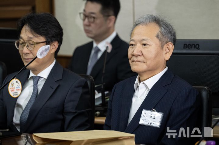 [서울=뉴시스] 사진공동취재단 = 이상민 전 행정안전부 장관이 17일 서울 서초구 서울중앙지법에서 열린 내란 중요임무 종사 등 혐의 첫 공판기일에 출석해 피고인석에 앉아 있다. 2025.10.17. photo@newsis.com