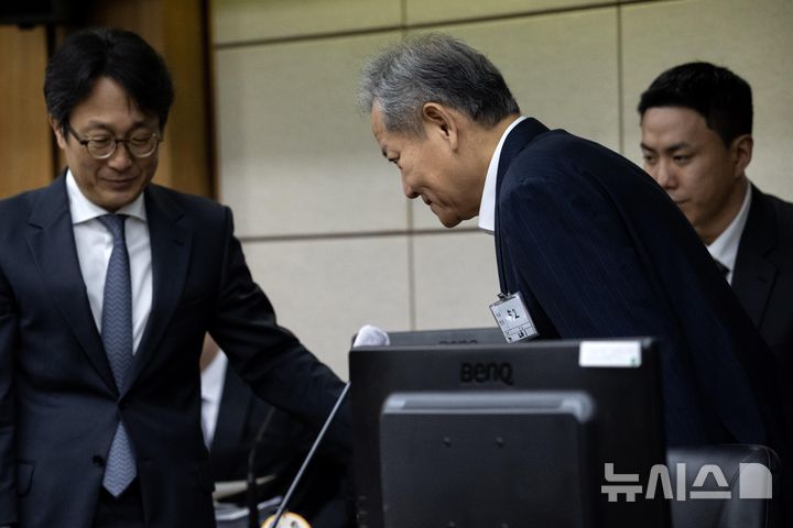 [서울=뉴시스] 사진공동취재단 = 이상민 전 행정안전부 장관이 17일 서울 서초구 서울중앙지법에서 열린 내란 중요임무 종사 등 혐의 첫 공판기일에 출석해 인사하고 있다. 2025.10.17. photo@newsis.com