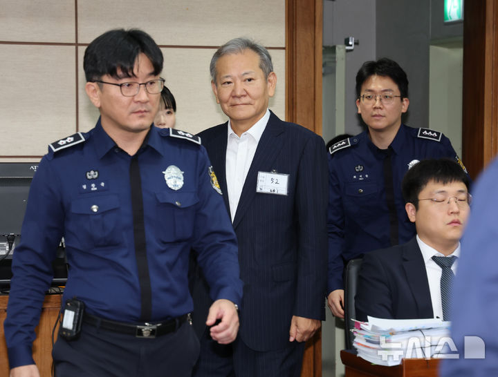 [서울=뉴시스] 사진공동취재단 = 이상민 전 행정안전부 장관이 17일 서울 서초구 서울중앙지법에서 열린 내란 중요임무 종사 등 혐의 첫 공판기일에 출석하고 있다. 2025.10.17. photo@newsis.com
