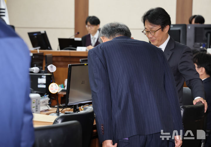 [서울=뉴시스] 사진공동취재단 = 이상민 전 행정안전부 장관이 17일 서울 서초구 서울중앙지법에서 열린 내란 중요임무 종사 등 혐의 첫 공판기일에 출석해 재판부를 향해 인사하고 있다. 2025.10.17. photo@newsis.com