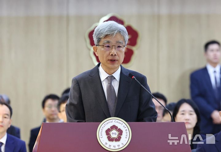 [서울=뉴시스] 최진석 기자 = 김상환 헌법재판소장이 17일 서울 종로구 헌법재판소에서 열린 국회 법제사법위원회의 헌법재판소(사무처)와 헌법재판연구원에 대한 국정감사에서 인사말하고 있다. 2025.10.17. myjs@newsis.com
