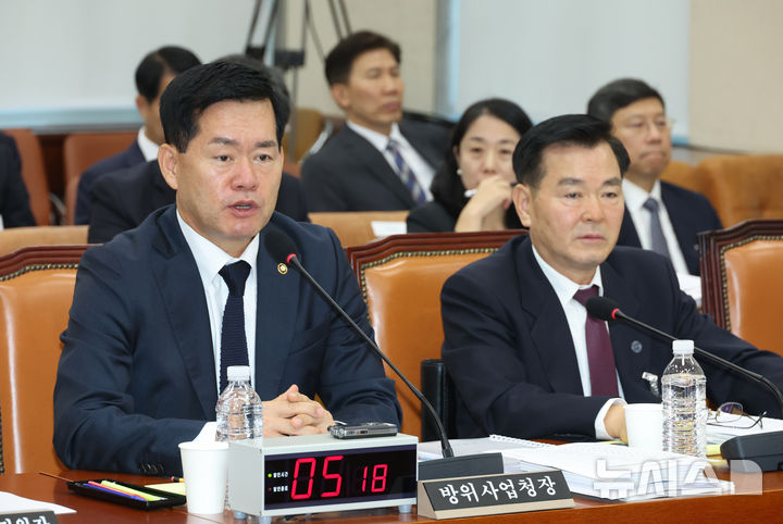 [서울=뉴시스] 고승민 기자 = 석종건 방위사업청장이 17일 서울 여의도 국회에서 열린 국방위원회의 방위사업청 등 국정감사에서 김대식 국민의힘 의원 질의에 답하고 있다. 2025.10.17. kkssmm99@newsis.com