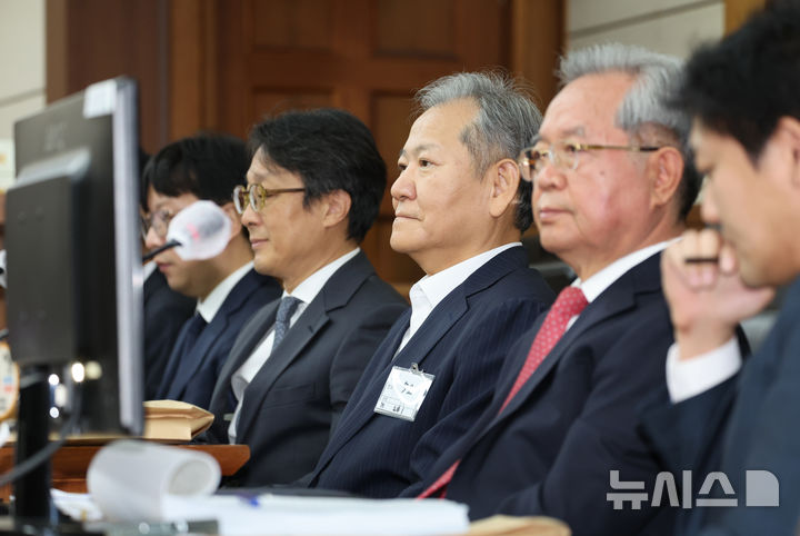 [서울=뉴시스] 사진공동취재단 = 이상민 전 행정안전부 장관이 17일 서울 서초구 서울중앙지법에서 열린 내란 중요임무 종사 등 혐의 첫 공판기일에 출석해 피고인석에 앉아 있다. 2025.10.17. photo@newsis.com