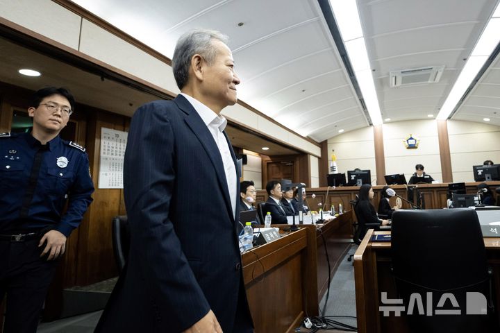 [서울=뉴시스] 사진공동취재단 = 이상민 전 행정안전부 장관이 17일 서울 서초구 서울중앙지법에서 열린 내란 중요임무 종사 등 혐의 첫 공판기일에 출석하고 있다. 2025.10.17. photo@newsis.com