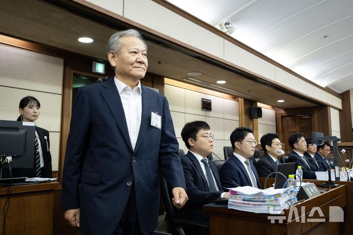 [서울=뉴시스] 사진공동취재단 = 이상민 전 행정안전부 장관이 17일 서울 서초구 서울중앙지법에서 열린 내란 중요임무 종사 등 혐의 첫 공판기일에 출석하고 있다. 2025.10.17. photo@newsis.com