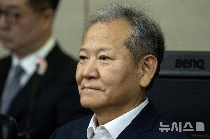 [서울=뉴시스] 사진공동취재단 = 이상민 전 행정안전부 장관이 지난 10월 17일 서울 서초구 서울중앙지법에서 열린 내란 중요임무 종사 등 혐의 첫 공판기일에 출석해 피고인석에 앉아 있다. 2025.10.17. photo@newsis.com