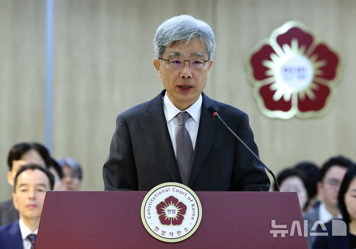 [서울=뉴시스] 최진석 기자 = 김상환 헌법재판소장이 17일 서울 종로구 헌법재판소에서 열린 국회 법제사법위원회의 헌법재판소(사무처)와 헌법재판연구원에 대한 국정감사에서 인사말하고 있다. 2025.10.17. myjs@newsis.com