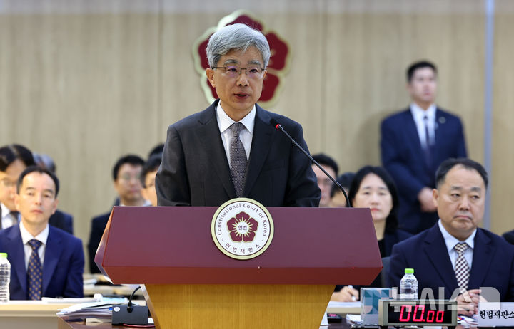 [서울=뉴시스] 최진석 기자 = 김상환 헌법재판소장이 17일 서울 종로구 헌법재판소에서 열린 국회 법제사법위원회의 헌법재판소(사무처)와 헌법재판연구원에 대한 국정감사에서 인사말하고 있다. 2025.10.17. myjs@newsis.com