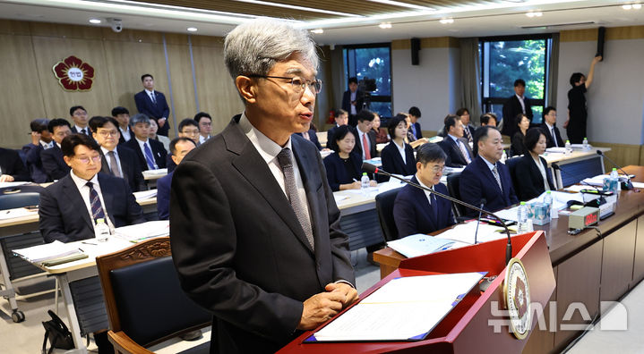 [서울=뉴시스] 최진석 기자 = 김상환 헌법재판소장이 17일 서울 종로구 헌법재판소에서 열린 국회 법제사법위원회의 헌법재판소(사무처)와 헌법재판연구원에 대한 국정감사에서 인사말하고 있다. 2025.10.17. myjs@newsis.com