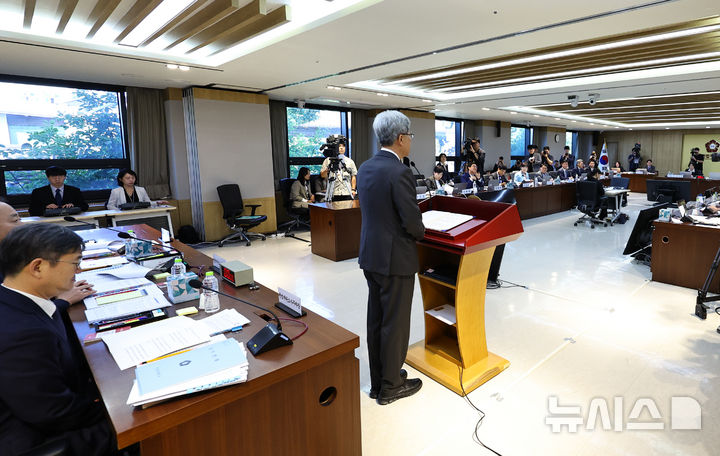 [서울=뉴시스] 최진석 기자 = 김상환 헌법재판소장이 17일 서울 종로구 헌법재판소에서 열린 국회 법제사법위원회의 헌법재판소(사무처)와 헌법재판연구원에 대한 국정감사에서 인사말하고 있다. 2025.10.17. myjs@newsis.com