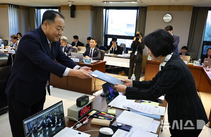 [서울=뉴시스] 최진석 기자 = 손인혁 헌법재판소 사무처장이 17일 서울 종로구 헌법재판소에서 열린 국회 법제사법위원회의 헌법재판소(사무처)와 헌법재판연구원에 대한 국정감사에서 선서 후 선서문을 추미애 법사위원장에게 제출하고 있다. 2025.10.17. myjs@newsis.com
