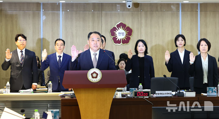 [서울=뉴시스] 최진석 기자 = 손인혁 헌법재판소 사무처장이 17일 서울 종로구 헌법재판소에서 열린 국회 법제사법위원회의 헌법재판소(사무처)와 헌법재판연구원에 대한 국정감사에서 선서를 하고 있다. 2025.10.17. myjs@newsis.com