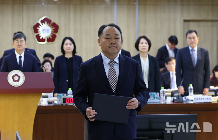 [서울=뉴시스] 최진석 기자 = 손인혁 헌법재판소 사무처장이 17일 서울 종로구 헌법재판소에서 열린 국회 법제사법위원회의 헌법재판소(사무처)와 헌법재판연구원에 대한 국정감사에서 선서 후 선서문을 추미애 법사위원장에게 제출을 위해 이동하고 있다. 2025.10.17. myjs@newsis.com