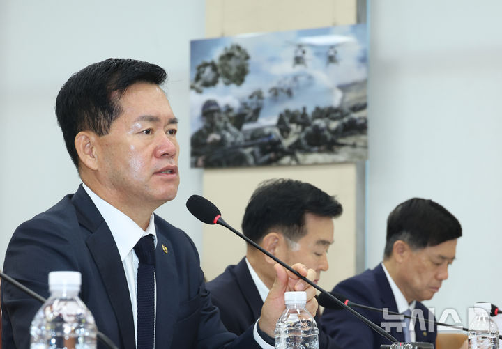 [서울=뉴시스] 고승민 기자 = 석종건 방위사업청장이 17일 서울 여의도 국회에서 열린 국방위원회의 방위사업청 등 국정감사에서 김병기 더불어민주당 원내대표 질의에 답하고 있다. 2025.10.17. kkssmm99@newsis.com